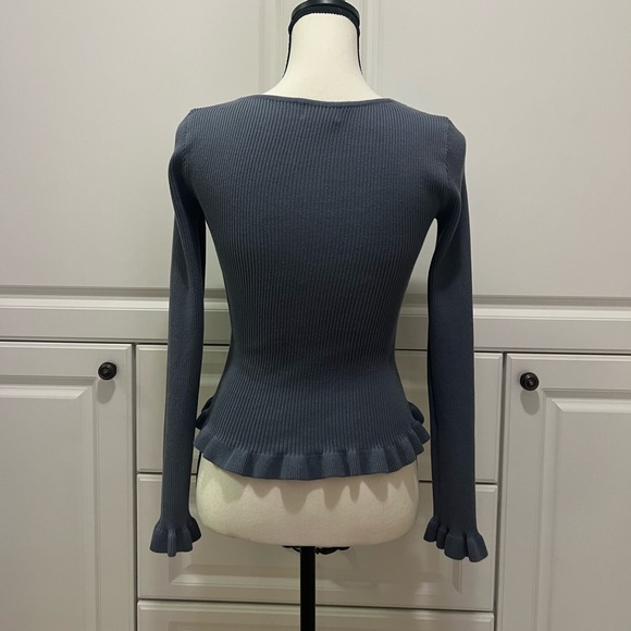 NWT The Workshop Dusty blue lettuce trim top size M - Picture 8 of 10